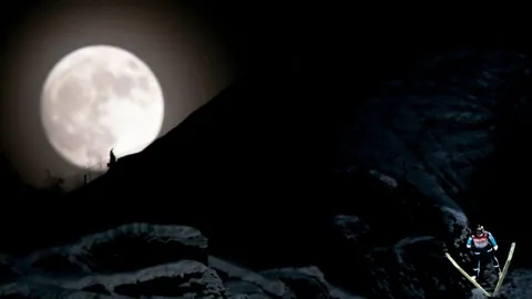 教练在巴特勒替补期间绘制战术板